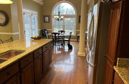 Buechel House | 150th KY.DERBY & PGA CHAMPIONSHIP DESTINATION! Private park setting w/hot tubnn