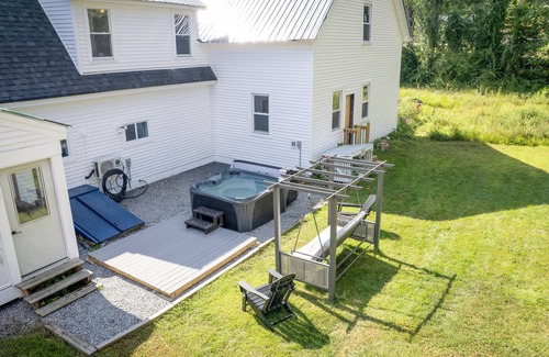 Antrim House | 16 ppl 2 hot tubs, game room, fire pit