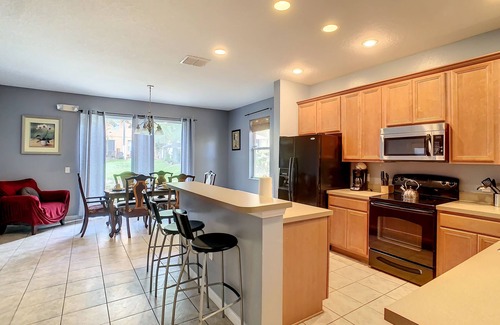 Crestwynd Bay House | 1600 sqft 3BR/3BA Townhome.1.5 M to Disney and one minute from Walmart