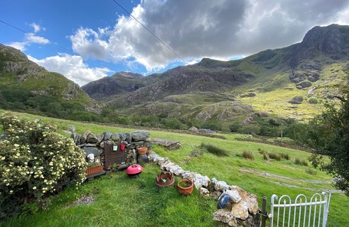 Llanberis Cottage | 19th century Snowdonia Mountain Cottage Peaceful & Tranquil (Pet Friendly)