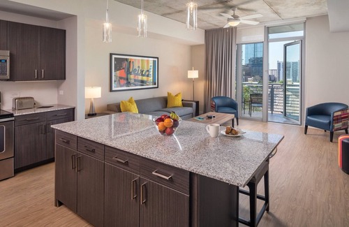 North Side Resort | 1BD/Austin - Rooftop Pool & Firepit, BBQ!