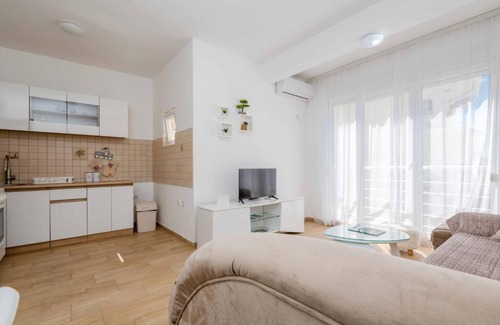 Burtaisi Apartment | 1bd Modern Apt in Dobra Voda with Roof Access "Moka"