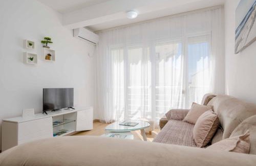 Burtaisi Apartment | 1bd Modern Apt in Dobra Voda with Roof Access "Moka"