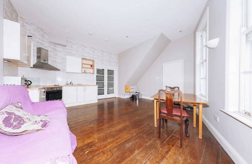 Temple Bar Apartment | 1BD Riverside Hideaway in City Centre - Dublin