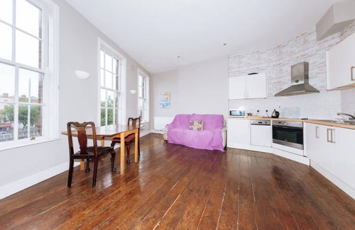 Temple Bar Apartment | 1BD Riverside Hideaway in City Centre - Dublin