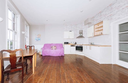 Temple Bar Apartment | 1BD Riverside Hideaway in City Centre - Dublin