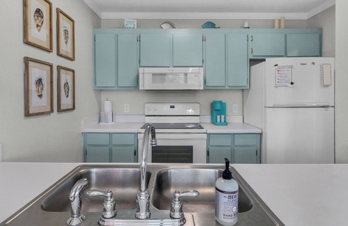Sunnyside Condo | 1br/1ba, Covered Parking, Perfect for Couples!