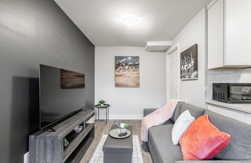 Central Hamilton Apartment | 1BR - Boutique Apt w Netflix - Prime Location