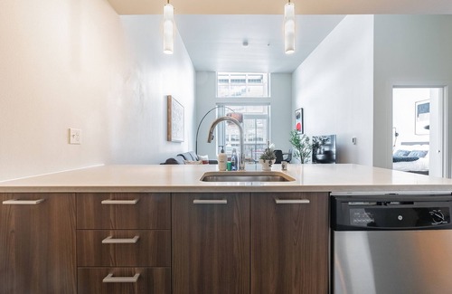 West Bellevue Apartment | 1BR + Den | Gym, Rooftop | Bellevue | Sophari C
