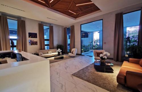 Santo Domingo House | 1br Luxury Condo Jacuzzi, gym Mountains with parking lot