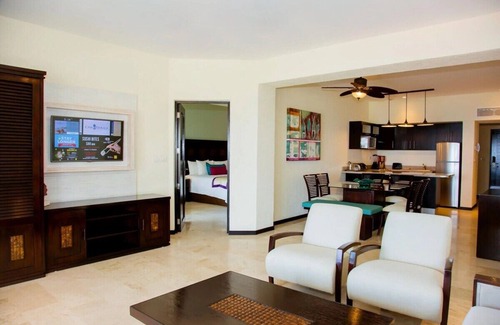 Los Cabos Apartment | 1BR-Plus w/2 baths + 6 free golf rounds & free r/t airport xfers - on Medano Bch