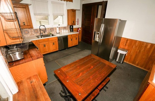 Oneonta House | 1st Class Rentals Munson Manor VII at Watkins Avenue