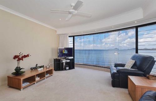 Soldiers Point House | 2 137 Soldiers Point Road luxury unit on the waterfront with aircon and free unlimited WiFi