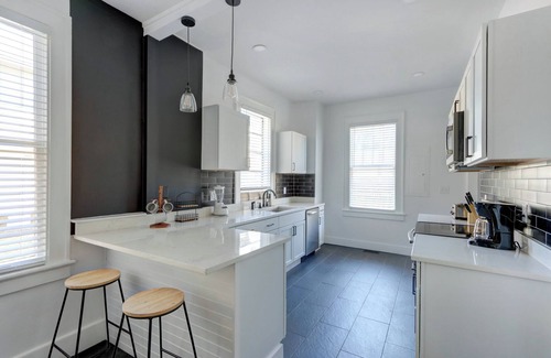 Midtown Condo | 2 bd/2 ba * Sleep 4 * Dog Friendly * Downtown Savannah