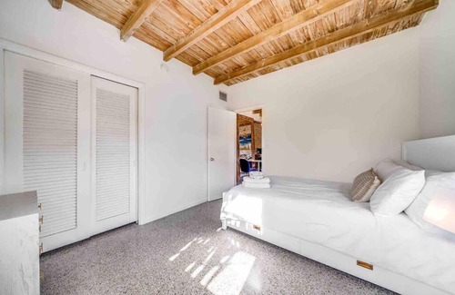 Del-Ida Park Historic District House | 2 BD Delray Beach Cottage walk to The Ave & beach