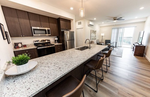Mountain Shadows Apartment | 2 BD Top Floor Mt and Downtown Views 5 mins from Garden of the Gods