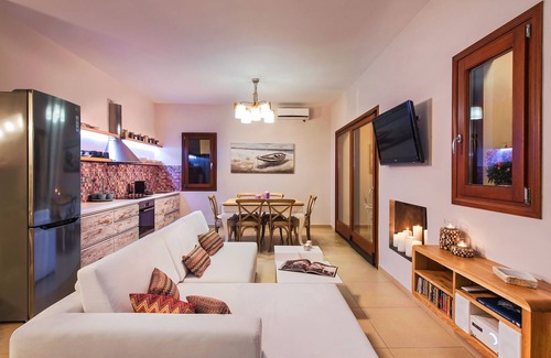 Fira House | 2 bdr House-fira Centre-private Parking-5 Guests