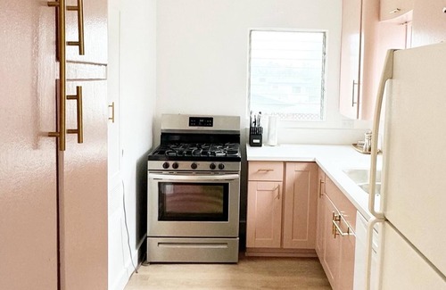 University Heights House | 2 bdrm midcentury vibe, new pink kitchen! 7 mins zoo/Balboa. Walk to rstrnts.