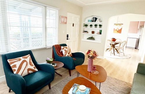 University Heights House | 2 bdrm midcentury vibe, new pink kitchen! 7 mins zoo/Balboa. Walk to rstrnts.