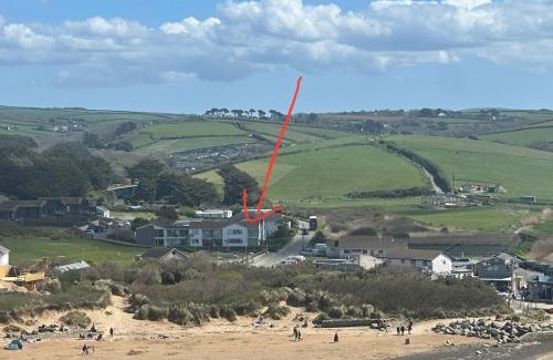 Mawgan Porth Apartment | 2 Bed Beach Apartment with Pool!