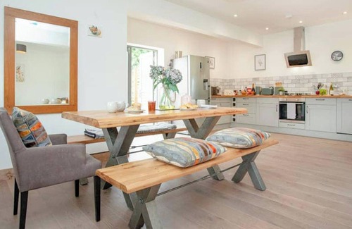 Honiton House | 2 Bed Cottage - Hot Tub, Garden, Parking