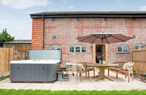 Honiton House | 2 Bed Cottage - Hot Tub, Garden, Parking