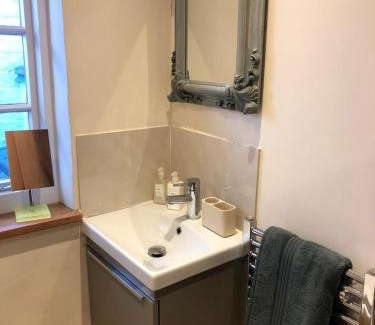 Bridgnorth House | 2 Bed Cottage - Sleeps 4 - Parking - Wifi