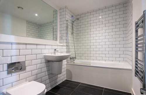 Old Trafford Apartment | 2-Bed Flat in Sports Hub - Walk to MUFC & Cricket