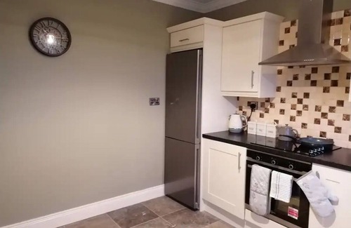 Beaufort Cottage | 2 Bed Flat - Sleeps 4 - Garden - Parking - Wifi