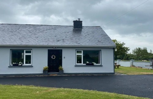 Beaufort Cottage | 2 Bed Flat - Sleeps 4 - Garden - Parking - Wifi