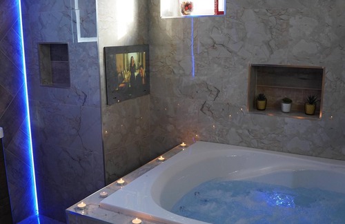 Bradford Apartment | 2 Bed Flat - Sleeps 4 - Jacuzzi Bath - Parking