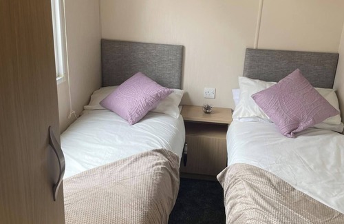 Great Yarmouth Cabin | 2 Bed-Sleeps 6-Free Parking-Pet Friendly