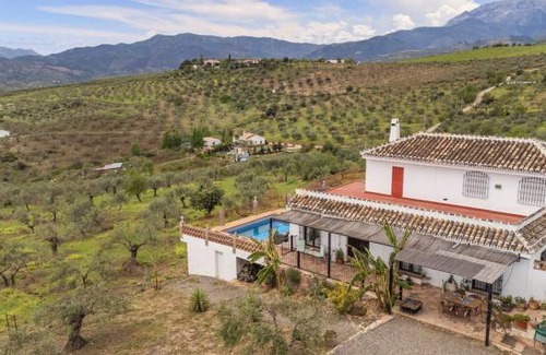 Alozaina House | 2 bedroom accommodation in Alozaina