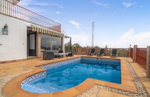 Alozaina House | 2 bedroom accommodation in Alozaina