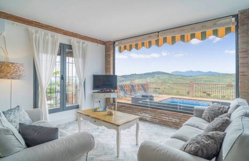 Alozaina House | 2 bedroom accommodation in Alozaina