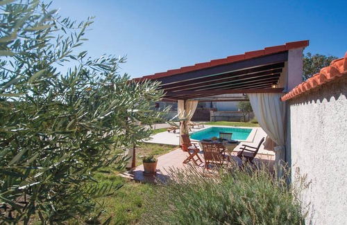 Cabrunici House | 2 bedroom accommodation in Cukrici