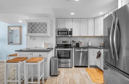 Westwind Apartment | 2-bedroom Beach Front apartment in awesome Love beach Nassau with WiFi, AC