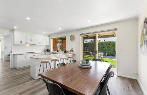 Ocean Grove Apartment | 2 Bedroom Unit - Close To The Beach - Free Parking - Free WIFI