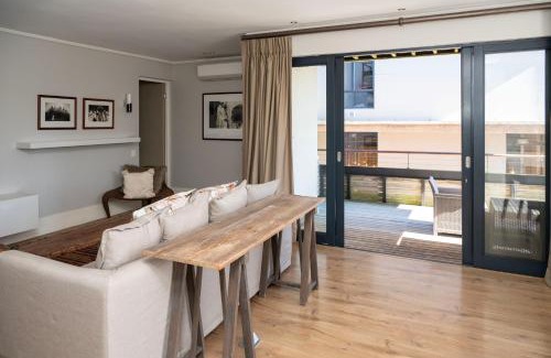 Knysna Central Apartment | 2 BR Apartment 113 The Gallery at the Rex Hotel