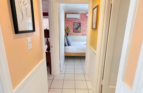 Hollywood Lakes Hotel | 2 BR Beach Suite Steps from the Sand & Prime Location with Chairs/Bikes/Hot tub