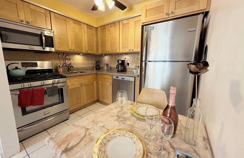 Hollywood Lakes Hotel | 2 BR Beach Suite Steps from the Sand & Prime Location with Chairs/Bikes/Hot tub