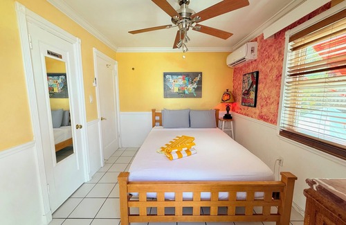 Hollywood Lakes Hotel | 2 BR Beach Suite Steps from the Sand & Prime Location with Chairs/Bikes/Hot tub
