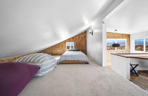 Joshua Tree House | 2 Homes, Hot Tub, Firepit, BBQ, Games by MariamsBnb