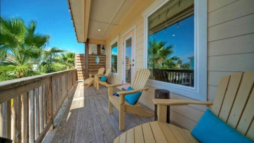 Port Aransas House | 2 Homes in Las Palmeras by AvantStay Sleeps 18 Resort Pool Private Patio Walk to Town Golf Cart Zone