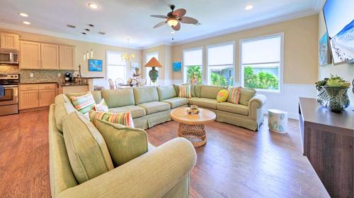 Port Aransas House | 2 Homes in Las Palmeras by AvantStay Sleeps 18 Resort Pool Private Patio Walk to Town Golf Cart Zone