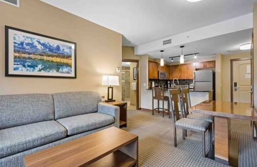 Canmore Hotel | π 2 Hot Tubs | β°οΈ Mt. View | π Spa πΏ |βοΈ Near DT