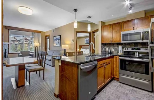 Canmore Hotel | π 2 Hot Tubs | β°οΈ Mt. View | π Spa πΏ |βοΈ Near DT