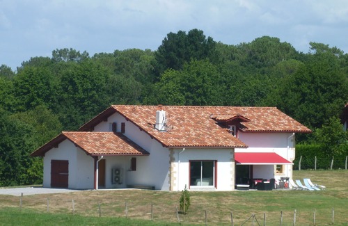 Bidart Villa | 2 km from the beaches of Guéthary, villa 10 people, large garden, mountain view