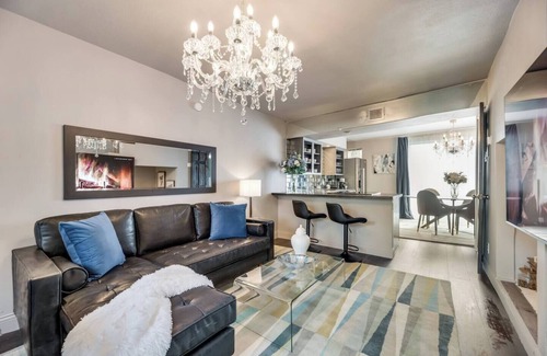 Old East Dallas Condo | 2-level condo w/ king bed, pool view, and private patio.