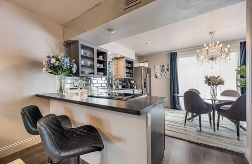 Old East Dallas Condo | 2-level condo w/ king bed, pool view, and private patio.